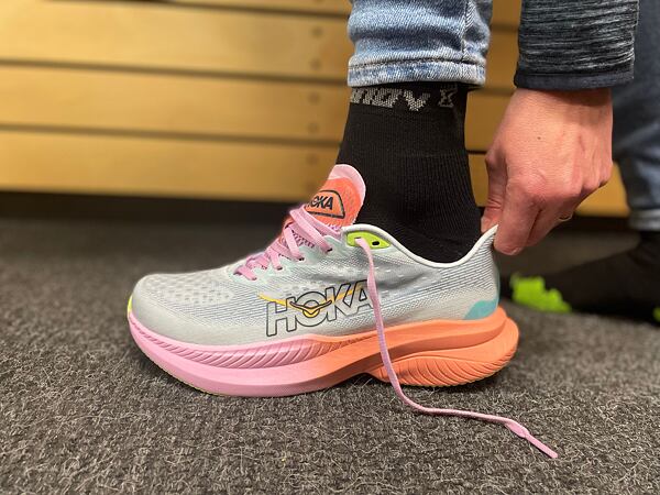 W sklepie przymierz buty do biegania, być może w dżinsach lub spódnicy, ale ZAWSZE miej skarpetki do biegania.