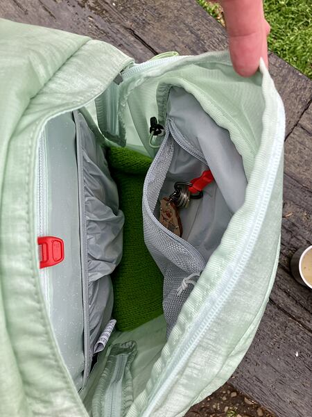 Plecak Osprey Tempest 22 Lady - wnętrze plecaka z 2 kieszeniami
