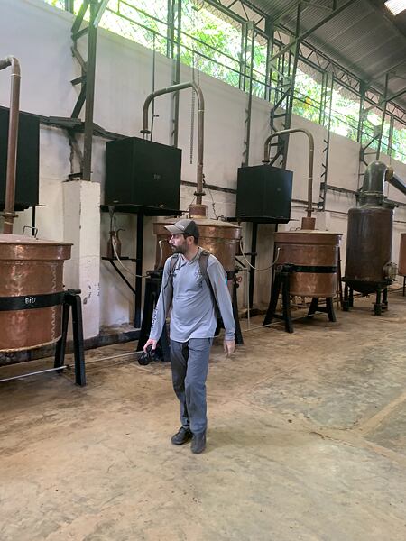Lemuria Land obejmuje również najstarszą fabrykę na wyspie, która przetwarza kwiaty Ylang Ylang, na zdjęciu z przyjacielem zoologiem Tomasem