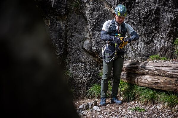 Kask, siodełko, śliniaczek, hamulec do via ferraty, rękawiczki - podstawowe wyposażenie do via ferraty podstawowy sprzęt do via ferraty - kask, siodełko, śliniaczek, hamulec do via ferraty, rękawiczki