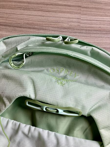 Plecak Osprey Tempest 22 Lady - uchwyt na kask rowerowy i mała kieszeń na suwak