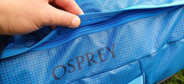 Torba Osprey Transporter 65 Uni - wysokiej jakości zamek błyskawiczny zabezpieczony przed przedostawaniem się wody do bagażu poprzez wystający brzeg