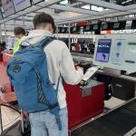 Odprawa samodzielna – szybkie przejście przez lotnisko bez kolejek