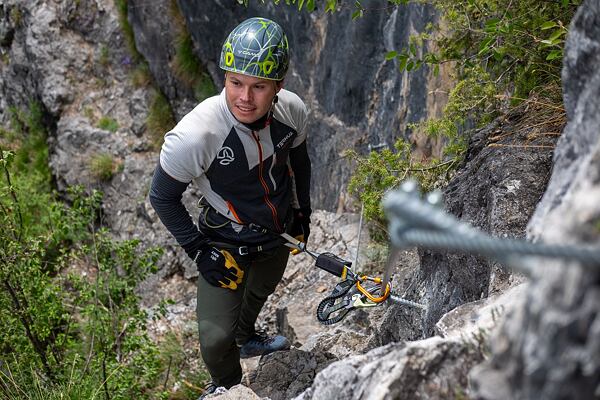 Zejście za pomocą karabińczyka w celu skrócenia hamulca via ferrata