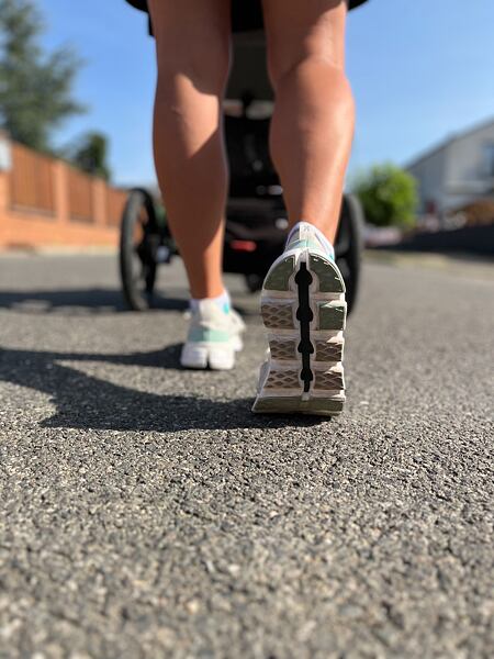 Podeszwa zewnętrzna zapewnia dobrą przyczepność i dostosowuje się do różnych miejskich nawierzchni Damskie buty do biegania On Cloudswift 3 - podeszwa zapewnia dobrą przyczepność