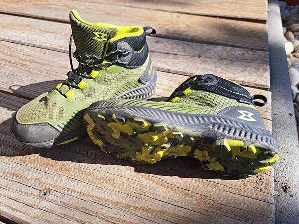 Buty GARMONT 9.81 KIDS Pulse MID WP Uni - dzięki pętelce na pięcie i szybkiemu sznurowaniu buty są lekkie