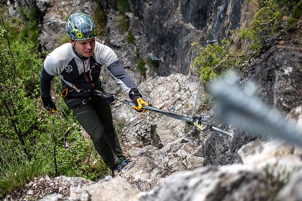 Zsiadanie z hamulca via ferrata – spodziewaj się, że od liny dostaniesz się na odległość ponad 2 m