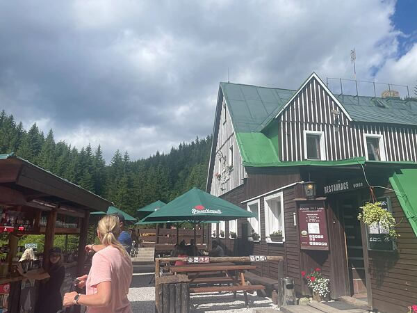 Zejście przez dolinę Białej Łaby doprowadzi Cię do ostatniego punktu odżywczego na trasie. Stąd już tylko rzut beretem do mety.