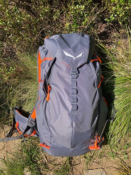 Plecak Salewa Mountain Trainer 2 28 Man - górne wypełnienie na metalowej klamrze 